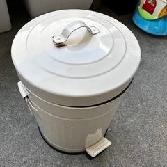 取っ手が壊れた可愛いゴミ箱