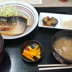 定食屋の調理、接客の画像