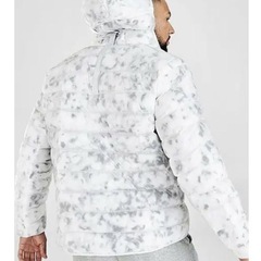 週末値下げ❗️Nike ダウンジャケット ホワイト・グレー迷彩 の画像