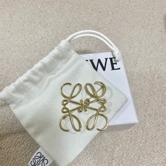 大人気LOEWEイエローゴールドブローチの画像