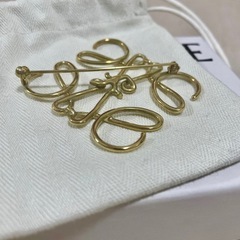 大人気LOEWEイエローゴールドブローチの画像