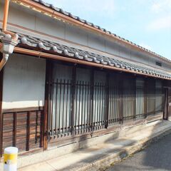 ５月末まで敷・礼金0円！駅・イオン徒歩6分・豪壮！風格のある蔵・庭園付古民家平屋2棟/土地455㎡・古民家喫茶・住居・別荘・店舗・民泊 城下町の歴史的町並みの道に面す（室内駐車場1台・小型）元豪商の建物！ - 伊賀市