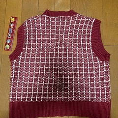 赤 ベスト ニットの画像
