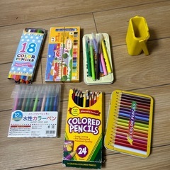 取引中　　クレヨン、色鉛筆、絵の具の画像