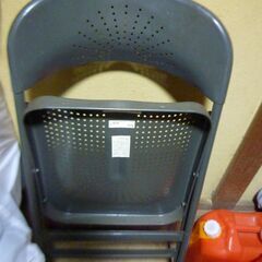 スチール製折りたたみ椅子（折りたたみ時高さ１００×幅４３cm）の画像