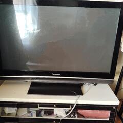 テレビと下のテーブル