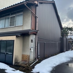 ガレージ一台付き街の中の特大ハウス − 福井県