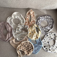 赤ちゃん用品　スタイ、スイーパー、レッグウォーマーの画像