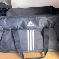 adidasのボストンバックの画像