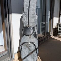 ゼクシオのキャディバッグと6番アイアンの画像
