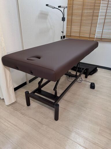 ②自動昇降の施術ベッド（有孔）ダークブラウン