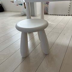 引き取り限定　IKEA人気商品　子ども用ホワイトテーブルとスツールセットの画像