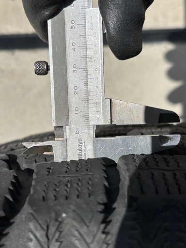 トーヨータイヤの中古17インチスタッドレスタイヤアルミホイールセット 265/65/R17