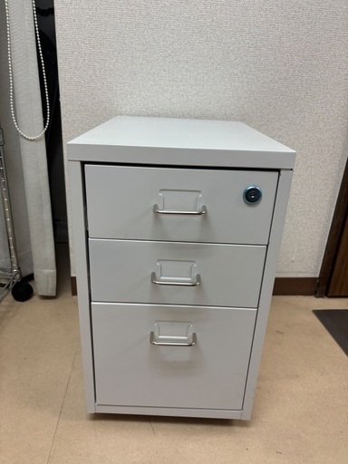 鍵付きキャビネット