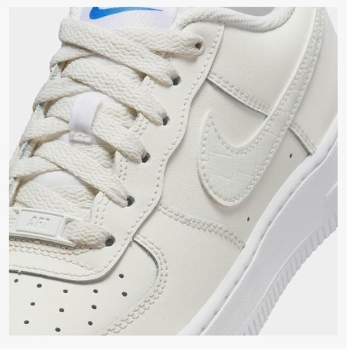 3/3までです！新品NIKE AIRFORCE1 lv8スニーカー