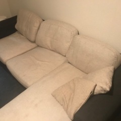 結構使ってます、古く、くたびれてますがL字ソファー