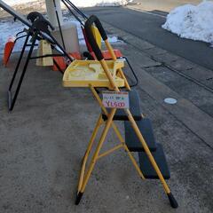 トレー付き脚立、折りたたみ式3段ステップ 踏み台付き【浜村鹿野温泉ICから3分 買取本舗 宮本リサイクル 営業時間9～19時 定休日水曜のみ←連絡できませんm(_ _)m】の画像