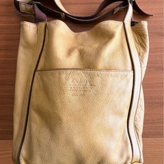 Dakotaの黄色系バックの画像