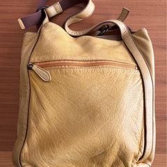 Dakotaの黄色系バックの画像