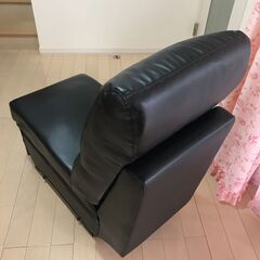 3人用ソファの中央ソファーのみ。背もたれを倒すとカップホルダー付きのテーブルになります。の画像
