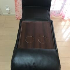 3人用ソファの中央ソファーのみ。背もたれを倒すとカップホルダー付きのテーブルになります。の画像