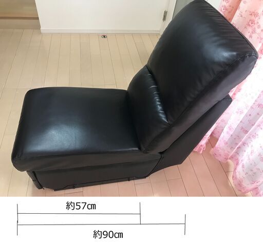 3人用ソファの中央ソファーのみ。背もたれを倒すとカップホルダー付きのテーブルになります。