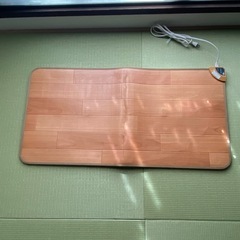 ホットカーペット ミニと木製棚の画像