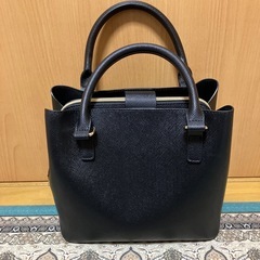 黒いハンドバッグ