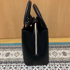 黒いハンドバッグの画像