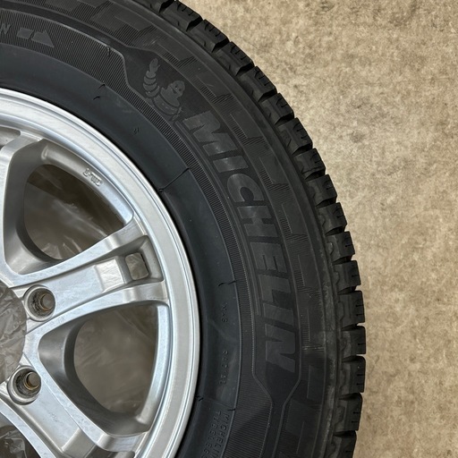 ハイエース　スタッドレスタイヤ