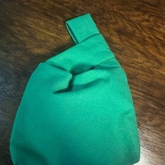 緑の小さな布製鞄
