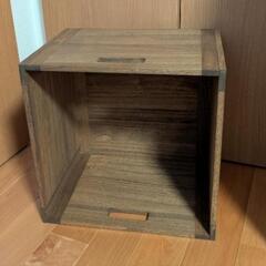 四角い木の収納ボックスの画像