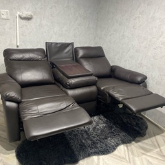 ニトリリクライニング機能付きの3人掛けブラックソファ、収納テーブル付き。の画像