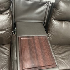 ニトリリクライニング機能付きの3人掛けブラックソファ、収納テーブル付き。の画像