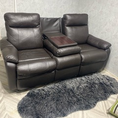 ニトリリクライニング機能付きの3人掛けブラックソファ、収納テーブル付き。の画像