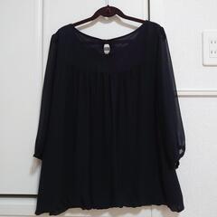 黒のブラウスの画像