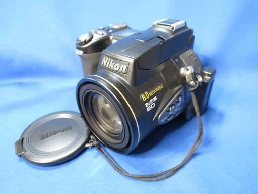 手の平に乗るほどの小型ながら、Nikon Coolpix 8700 ワイドから望遠（26=300mm)をカバーし、動画まで撮れる、名機と呼ばれるNikonのカメラです。