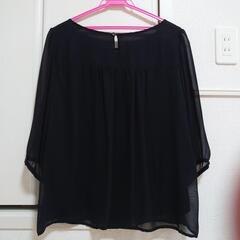 黒のブラウスの画像