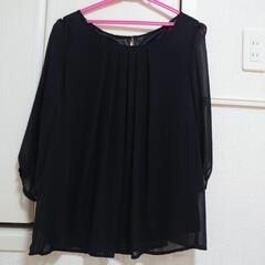黒のブラウス