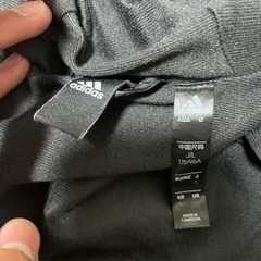 adidas スポーツウェアの画像
