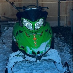 スノーモービル　
Arctic cat m8　