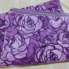 ◆【寝具用品】①　《ＬＡＮＶＩＮ・毛布》　　　●パープル系/バラ柄。　●大きさ/１４０cm×２００cm。の画像