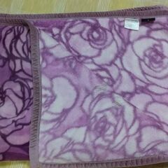 ◆【寝具用品】①　《ＬＡＮＶＩＮ・毛布》　　　●パープル系/バラ柄。　●大きさ/１４０cm×２００cm。の画像