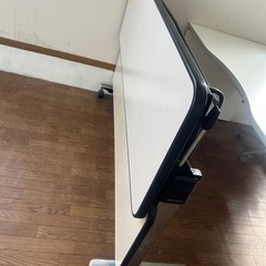 フラップ式会議テーブル　幕板付の画像