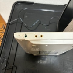 
ポータブル DVD プレーヤー（持ち運び可能、小型軽量）の画像