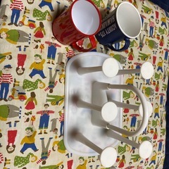 コップ立てとプラカップ２つの画像