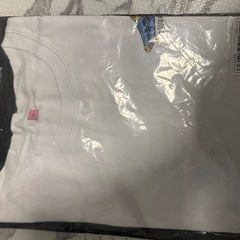BYOBのカラフルなデザインが特徴のホワイトTシャツ。の画像