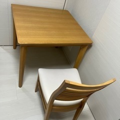 テーブル+ 椅子の画像