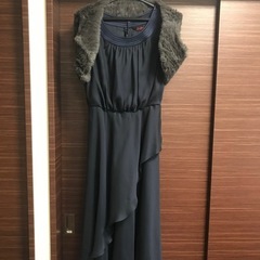結婚式用の紺のワンピースとグレーのボレロ