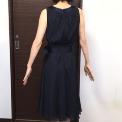 結婚式用の紺のワンピースとグレーのボレロの画像